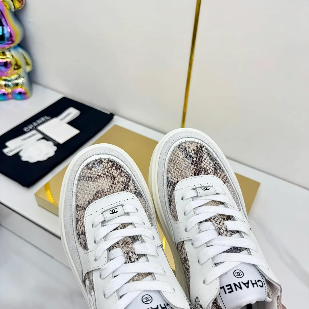 👟👟Ex-factory price 680👟👟 Upgraded version, upgraded version, upgraded version! No rebuttal accepted! ! ! ! Chanel Chanel panda shoes! 2025 counter's top casual sports shoes. This classic design; the upper is electro-embroidered with a variety of techniques; the outsole is fashionable and sporty; the unusual inclusion of a variety of color matching elements... The diversified mix and match is very good-looking and versatile, and can be used for leisure, fashion, sports, and outdoor... ꫛꫀꪝ Go➫ Materials: ❶Upper made of: original imported first-layer silk cowhide + original waterproof cloth + original first-layer cowhide ❷Inner lining: Original Yangli+Net ❸Outsole based on: Original TPU combination outsole Counter boutique packaging complete set for women 35–41 👉 👉 👉 👉 👉 👉 👉